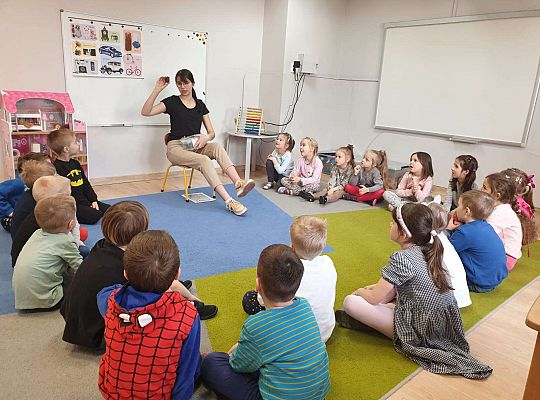 Dzieci słuchają wiadomości o bursztynie