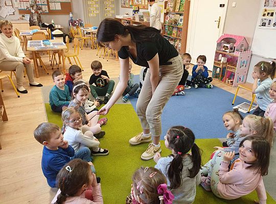 Dzieci zapoznają się z wyglądem bursztynu