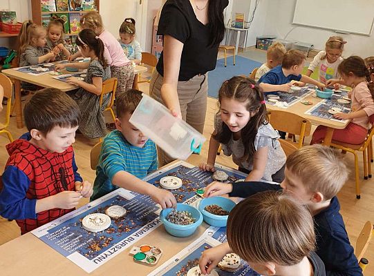 Dzieci wykonują prace z bursztynem