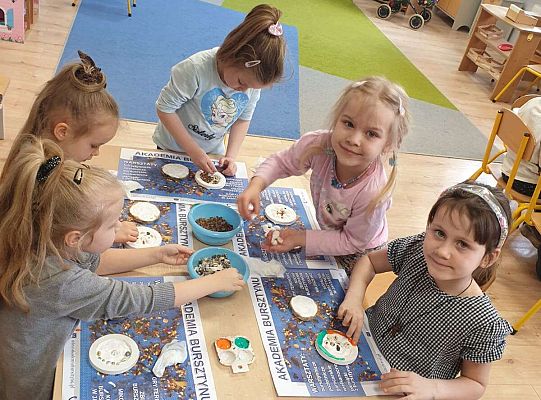 Dzieci wykonują prace z bursztynem