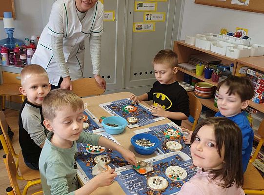 Dzieci wykonują prace z bursztynem