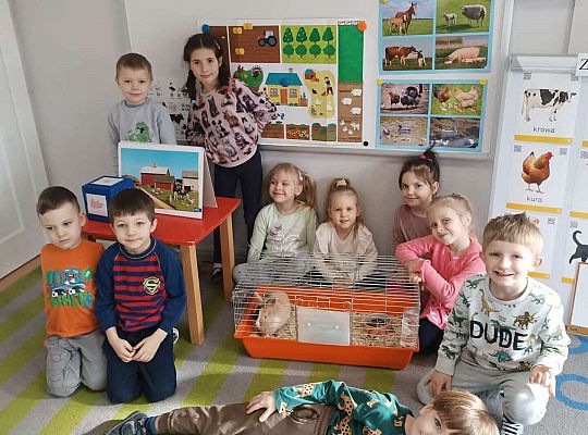 Grupa dzieci na tle scenografii