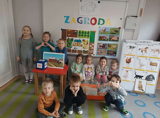 Grupa dzieci na tle scenografii