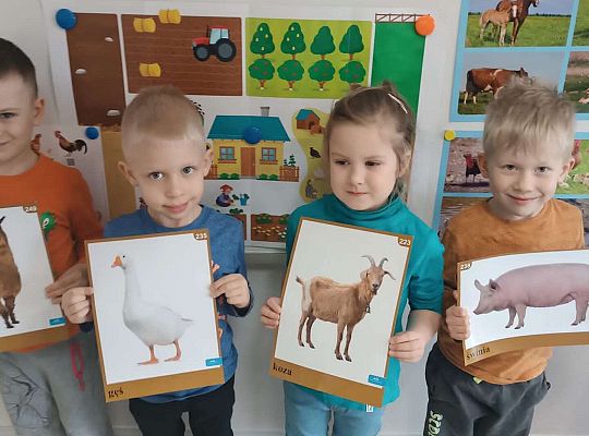 Dzieci prezentują zwierzęta hodowlane