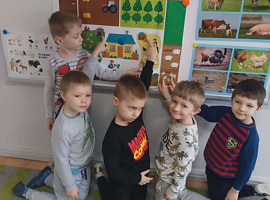 Dzieci prezentują elementy zagrody