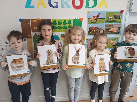 Dzieci prezentują zwierzęta hodowlane