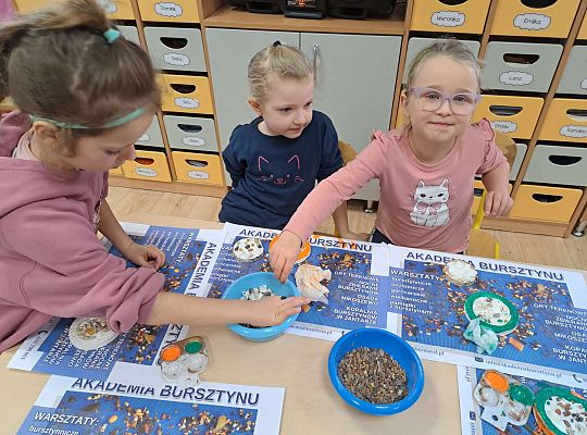 Dzieci wykonują prace z bursztynem