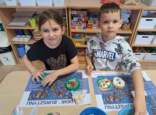 Dzieci wykonują prace z bursztynem