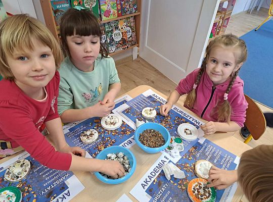 Dzieci wykonują prace z bursztynem