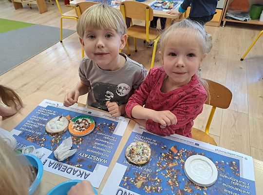 Dzieci wykonują prace z bursztynem