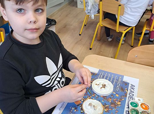 Chłopiec wykonuje prace z bursztynem