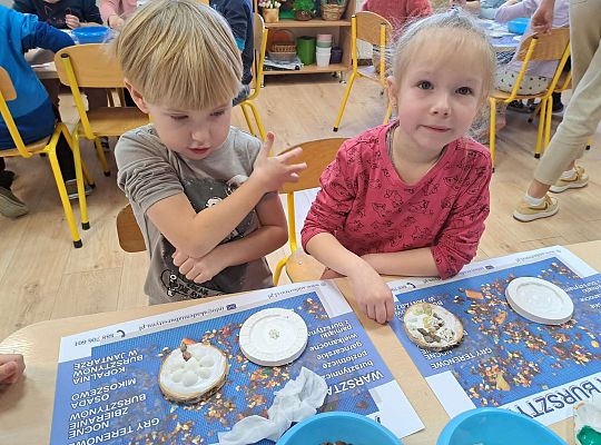 Dzieci wykonują prace z bursztynem