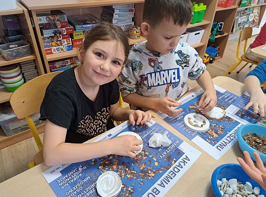 Dzieci wykonują prace z bursztynem