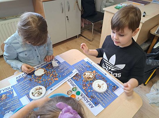 Dzieci wykonują prace z bursztynem