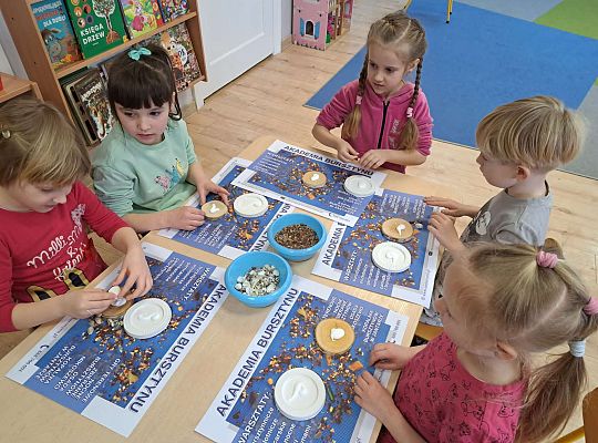 Dzieci wykonują prace z bursztynem