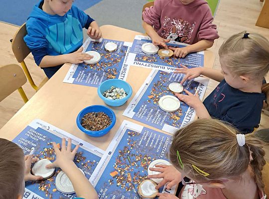 Dzieci wykonują prace z bursztynem