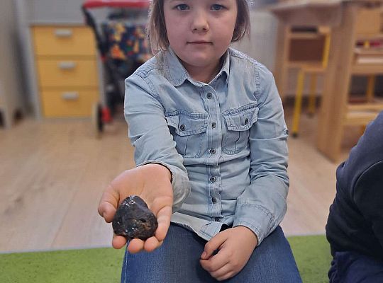 Dziewczynka prezentuje bursztyn