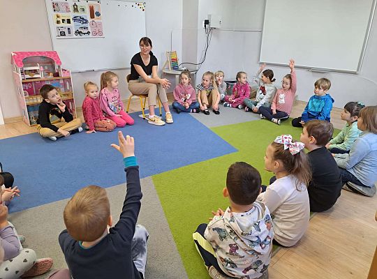 Dzieci dowiadują się ciekawych informacji na temat bursztynu