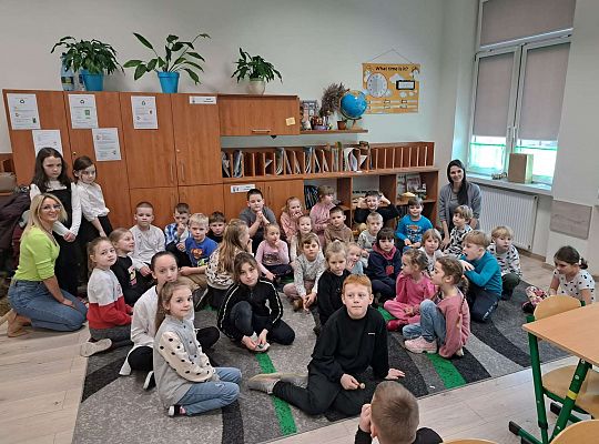 Grupa starszaków z uczniami szkoły