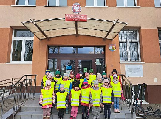 Zdjęcie grupowe na tle Szkoły Podstawowej nr 7