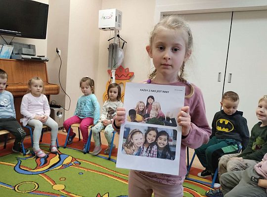 Dziewczynką trzyma kartkę