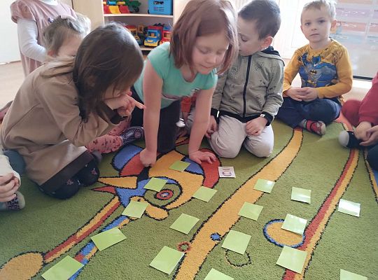 Dzieci grają w memory