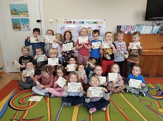 Dzieci stoją z dyplomami