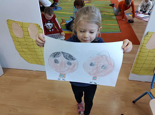 Dzieci ze swoimi rysunkami Bolka i Lolka