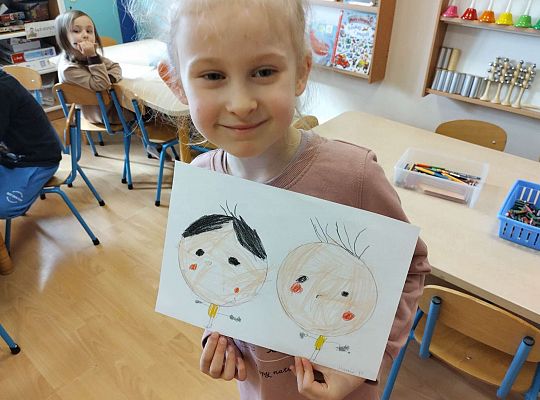 Dzieci ze swoimi rysunkami Bolka i Lolka