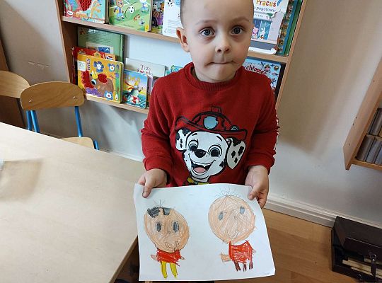 Dzieci ze swoimi rysunkami Bolka i Lolka