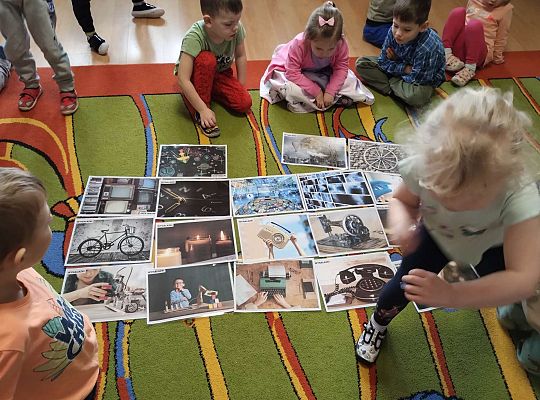Dzieci dowiadują się co to jest wynalazek