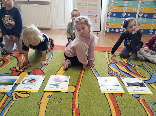 Dzieci grają w grę Zgadnij czego brakuje