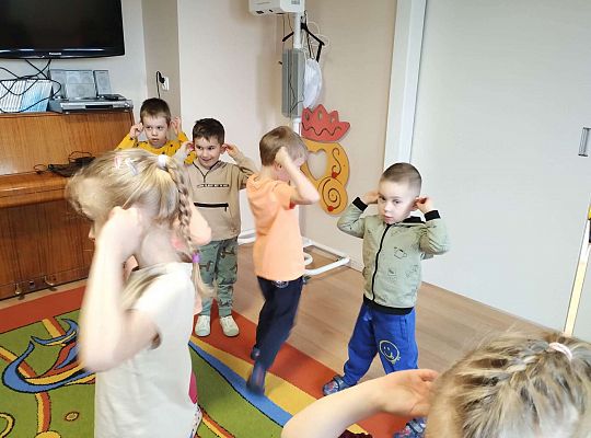 Dzieci wykonują ćwiczenia gimnastyczne