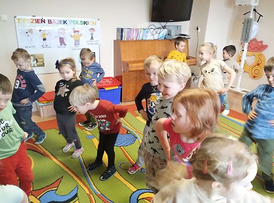 Dzieci wykonują ćwiczenia gimnastyczne