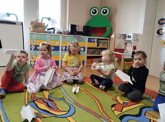 Dzieci robią samoloty z papieru