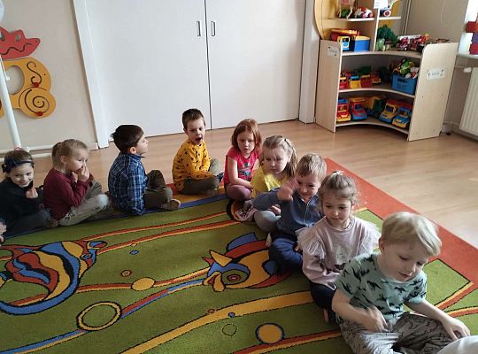 Dzieci grają w rytmicznego SMSa