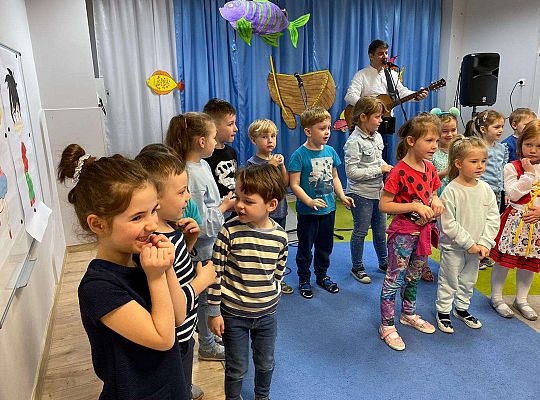 Wybrane dzieci podczas zabawy ruchowej