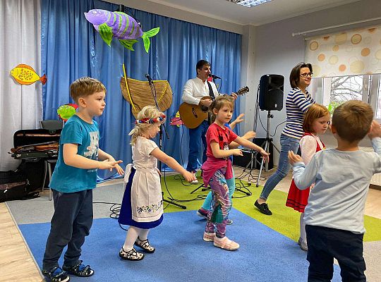 Wybrane dzieci podczas zabawy ruchowej