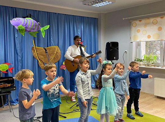 Wybrane dzieci podczas zabawy ruchowej