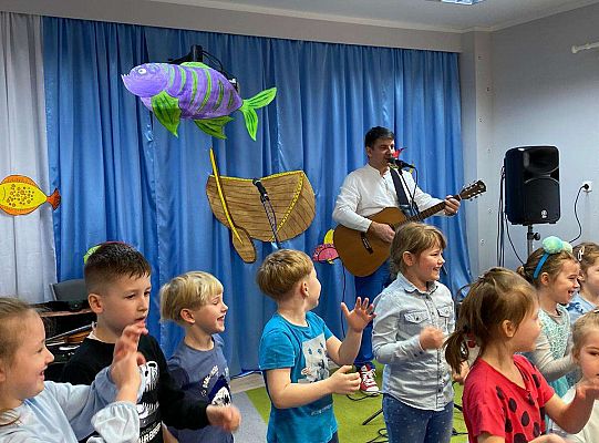 Wybrane dzieci podczas zabawy ruchowej