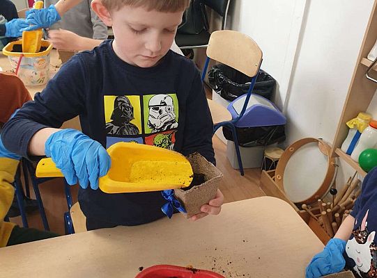 Chłopiec przygotowuje ziemię do siania