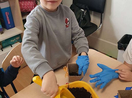 Chłopiec przygotowuje ziemię do siania