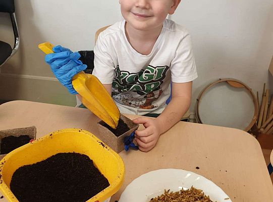 Chłopiec przygotowuje ziemię do siania