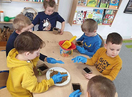 Dzieci przygotowują ziemię do siania