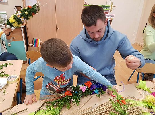 Dzieci robią palemki ze swoimi bliskimi