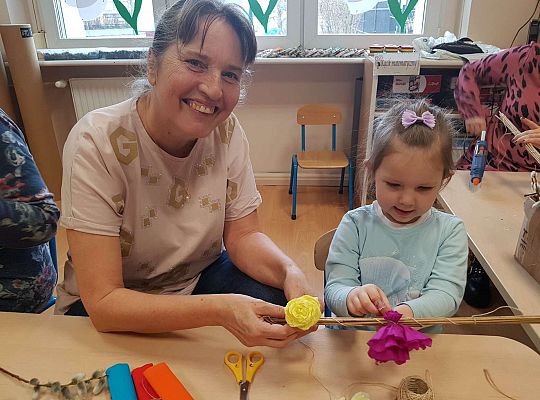 Dzieci robią palemki ze swoimi bliskimi