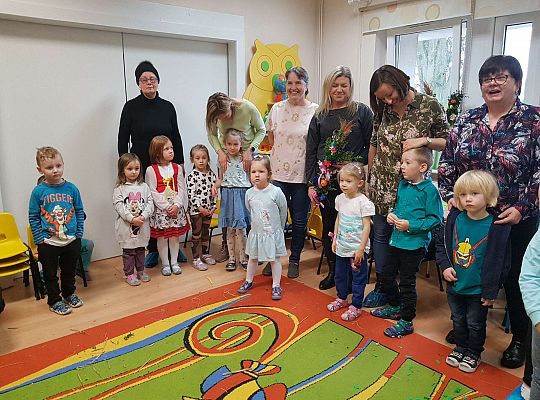 Dzieci śpiewają piosenkę