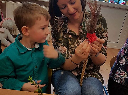 Dzieci robią palemki ze swoimi bliskimi