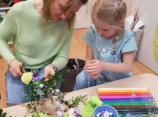 Dzieci robią palemki ze swoimi bliskimi