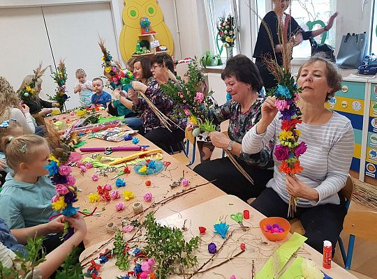 Dzieci robią palemki ze swoimi bliskimi